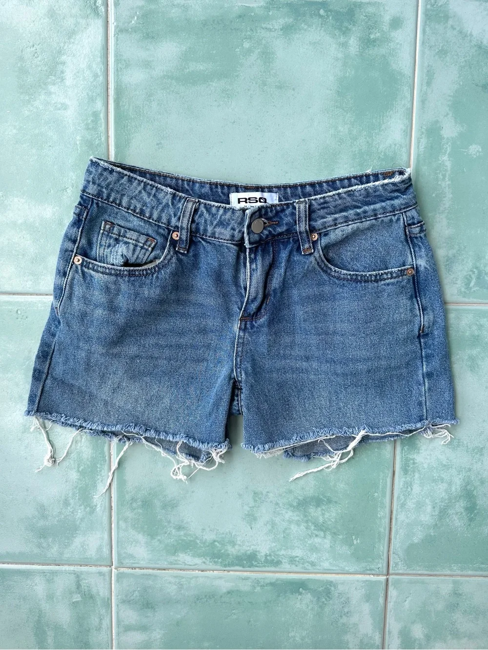 RSQ Low Rise Baggy Medium Wash Frayed Cutoff Denim Shorts Y2K Size 24